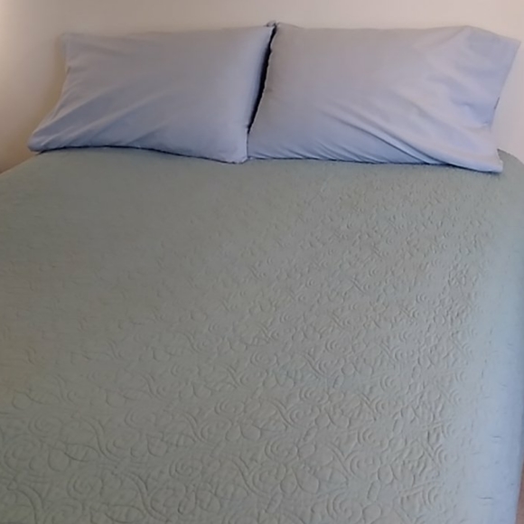 unknown Other - Queen quilt coverlet and pillowcases.